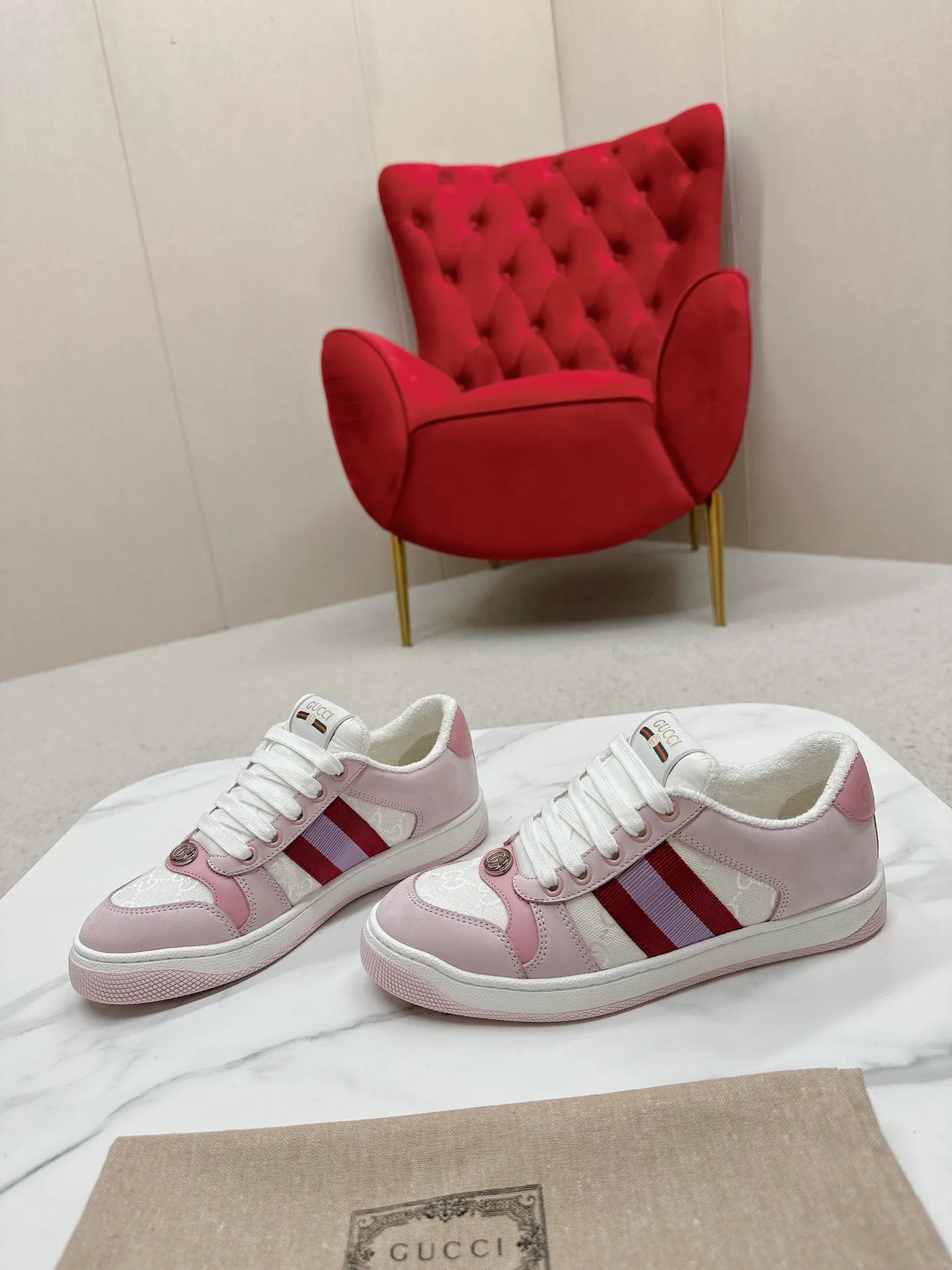 👟👟Ex-factory price 480👟👟 Gucci————Purchase version GG series distressed dirty shoes-hot style is coming! 9 times out of 10 sales, you will definitely get the money. Ready stock! Spot goods! Spot goods! New colors added - the ultimate version on the market! Purchase the original version and develop it... fabric, material, outsole, and details can be compared at will! Open-mold Swarovski one-to-one replica rhinestone chain...Metal cherry pendant...Metal double G crystal cylindrical mark...Gucci original customized narrow webbing...Super flash series - flash diamond chain. The cherry decoration is detachable and can be changed into two to match with each other to show your personality. Exclusive color-brushed cowhide fabric. Hand-made distressed is very textured and has a sense of luxury! The details of the workmanship can be seen in the drawings, and no line is missed. The original terry cloth is delicate, soft and more comfortable and breathable. The privately stamped two-color original TPU outsole (lower layer is wider, upper layer is narrower). Matching packaging⭐️ Size: Female 35-40 (Female 41 customized)